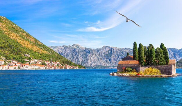 Foto città vecchia di perast e isola di san giorgio viste dalla baia di kotor in montenegro