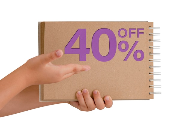 Процентная скидка на изолированный блокнот из переработанной бумаги в руках ребенка с продажей текста до