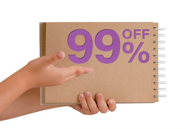 Процентная скидка на изолированный блокнот из переработанной бумаги в руках ребенка с продажей текста до
