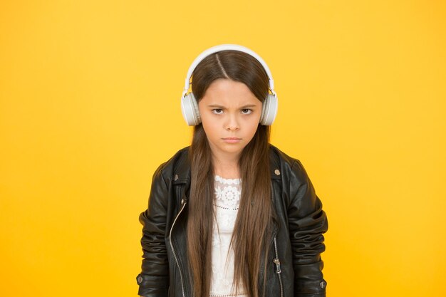 Percezione dei suoni apprendimento dei testi tendenze musicali che modellano il futuro gusto musicale accessorio musicale negozio di gadget bambina che ascolta musica cuffie wireless suono stereo educazione musicale