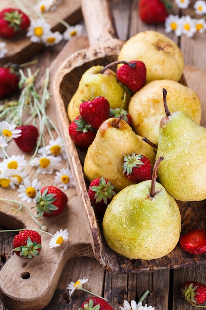 Peren, aardbeien en madeliefjes, stilleven