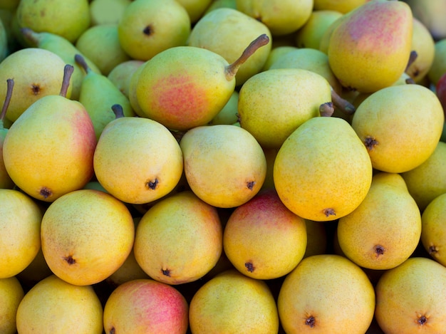 peren fruit gestapeld op een rij op de markt