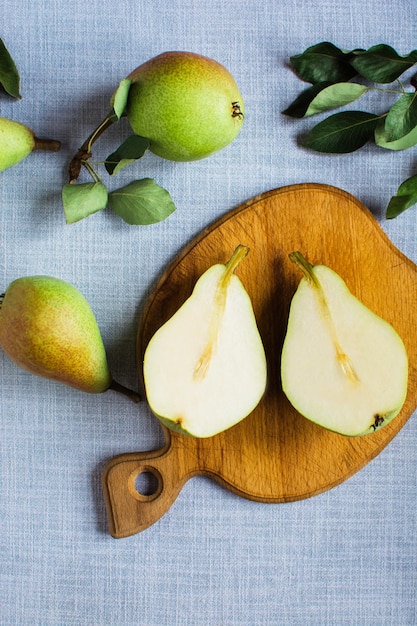 Peren in een bord en plakjes peren bovenaanzicht houten achtergrond met peren