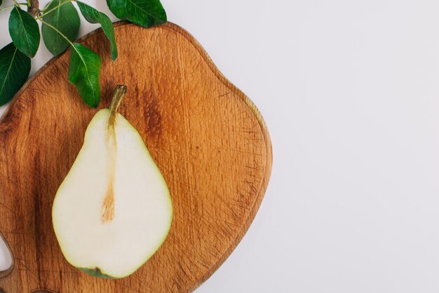 Peren in een bord en plakjes peren bovenaanzicht houten achtergrond met peren