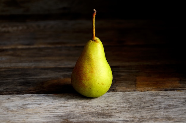 Peren liggen op oude eiken planken.