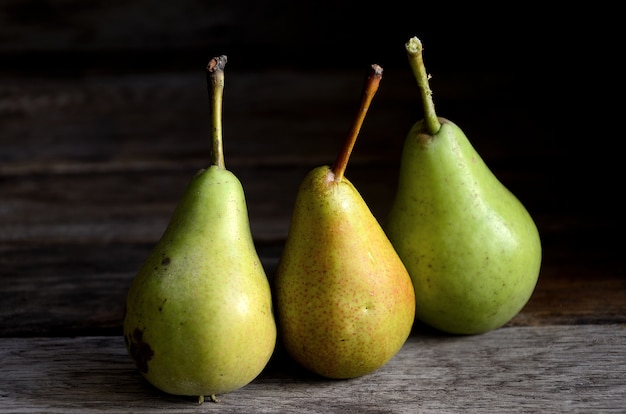 Peren liggen op oude eiken planken.