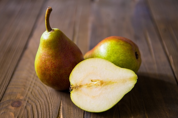 Peren op een houten oppervlak en jute