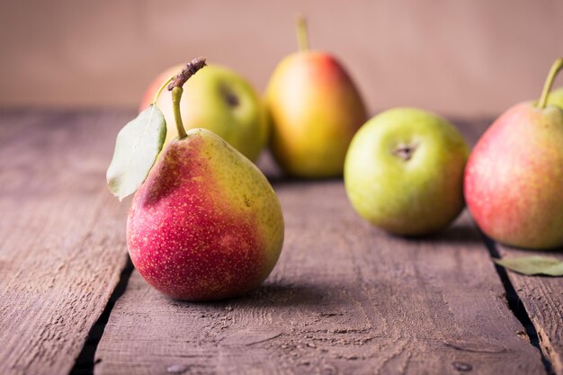 Peren op een houten tafel