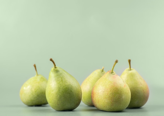 Peren op lichtgroene muur