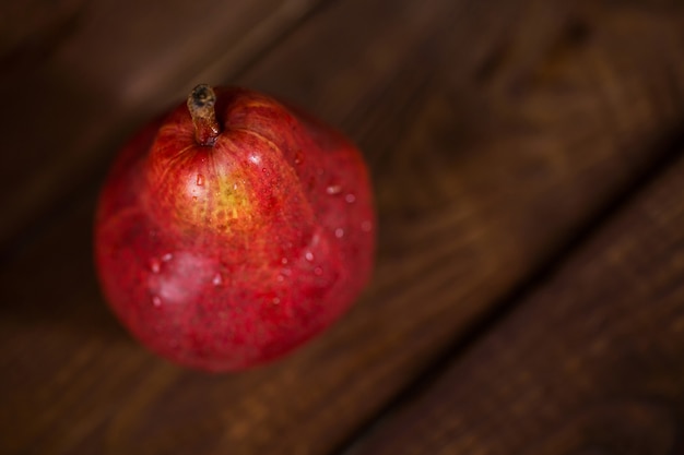 Peren rode kleur op houten achtergrond.