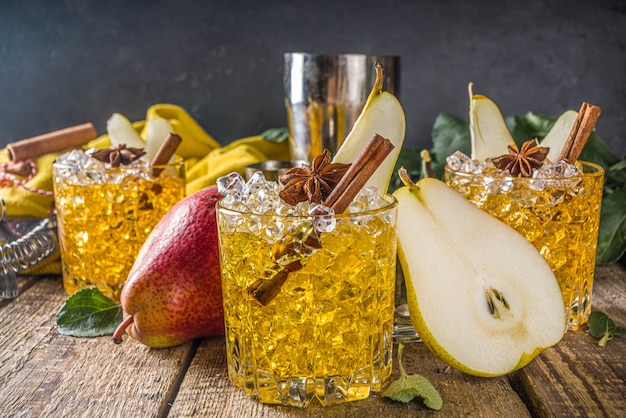 Perencidercocktail met kruiden. Traditionele koude herfst- en winterdrank