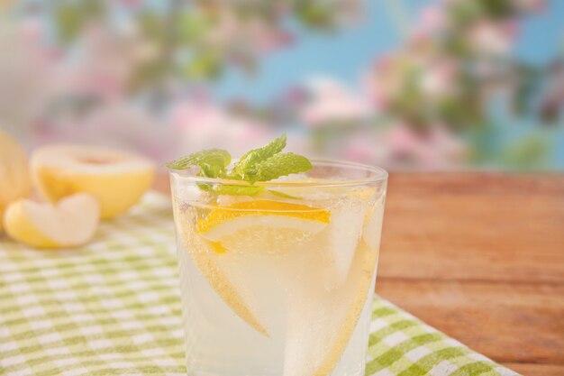 Perenlimonade of mojito-cocktail met peer, citroen en munt, koud verfrissend drankje of drankje