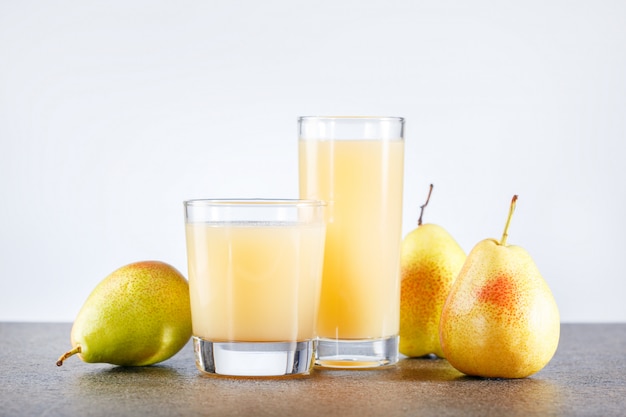 Perensap met vers fruit op de lijst. Gezond drinken en eten.