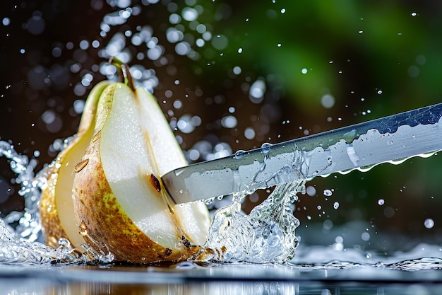 Foto perensnijden met mes en waterdruppels en spetteringen op natuurlijke achtergrond