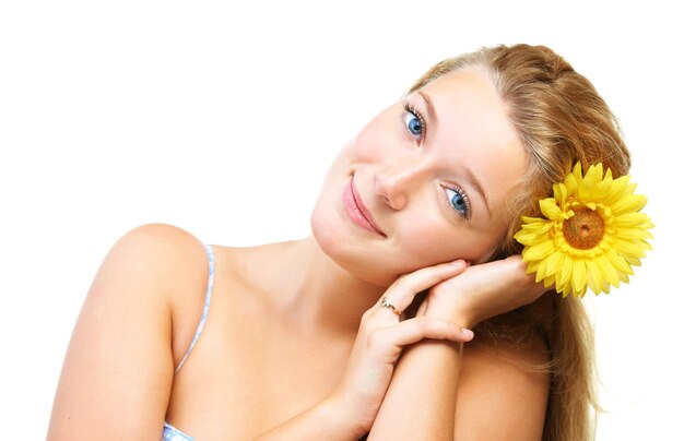 Perfect als een bloemblaadje Studio shot van een jonge vrouw die een bloem vasthoudt op wit wordt geïsoleerd