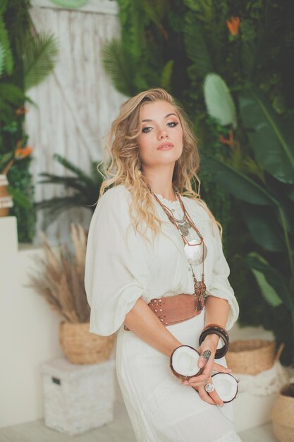 Photo perfect blonde woman in bohemian style dress