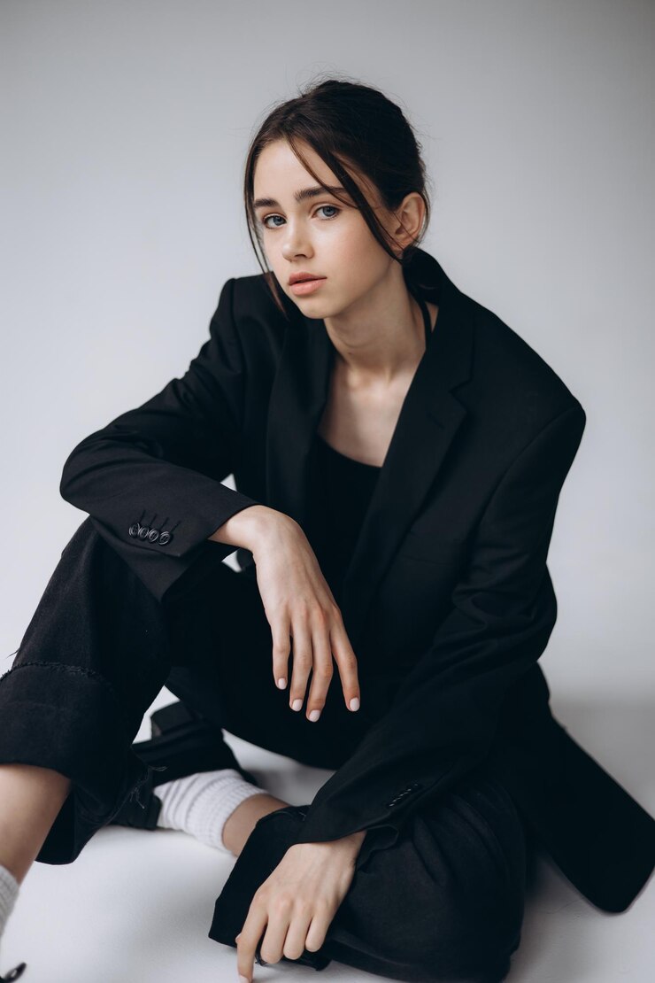 Photo 完璧な白人のスキンケア ルック 顔 ショート メイクアップ スタジオ ビューティー 幸せ 肌 かわいい モデル 女性 女の子 スタイル ポートレート 人 ファッション