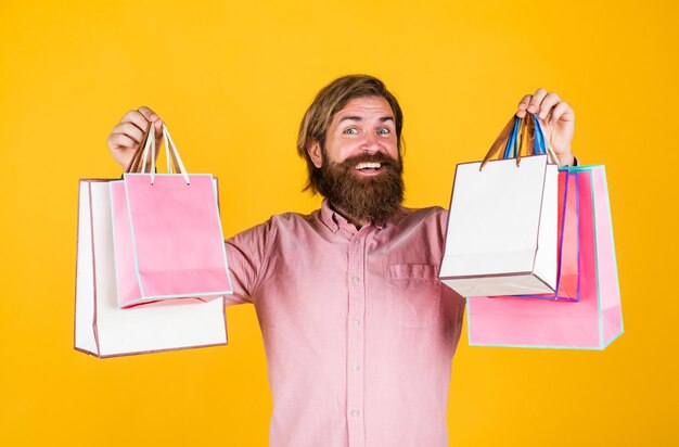 Il giorno perfetto maturo brutale hipster con regalo acquista nel centro commerciale uomo barbuto felice con pacchetto regalo buon compleanno o anniversario festa celebrazione sorpresa per lui shopping e vendita