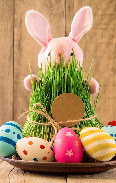 Uova di pasqua perfette fatte a mano. su sfondo bianco isolato. messa a fuoco selettiva