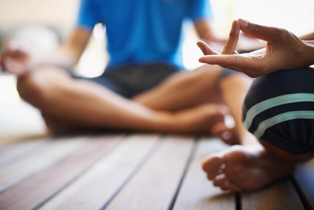 Perfect evenwicht gevonden door yoga bijgesneden weergave van twee mensen die yoga doen in de lotuspositie