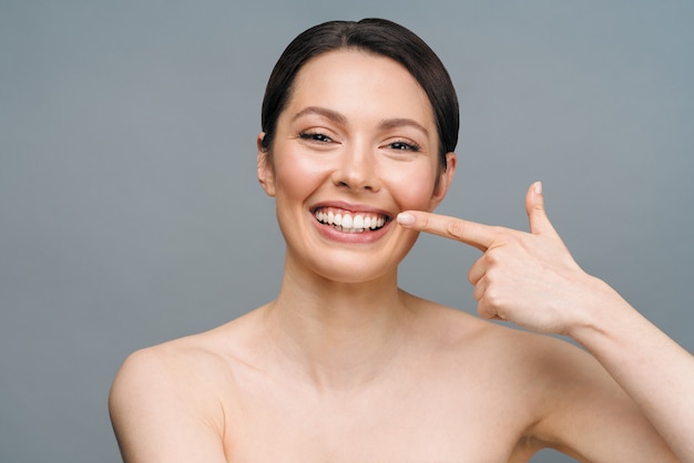 Perfect gezonde tanden glimlach van een jonge vrouw tanden bleken tandheelkundige kliniek patiënt afbeelding symboliseert