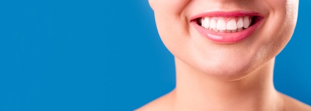 若い女性の完璧な健康な歯の笑顔歯を白くする歯科医院の患者の画像は象徴しています
