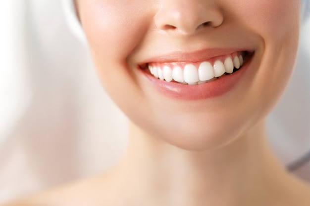 Sorriso di denti sani perfetti di una giovane donna. sbiancamento dei denti. l'immagine simboleggia l'odontoiatria per l'igiene orale,