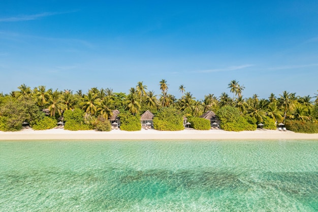 Perfect luchtlandschap, luxe tropische privévilla's. prachtig eilandstrand, palmbomen