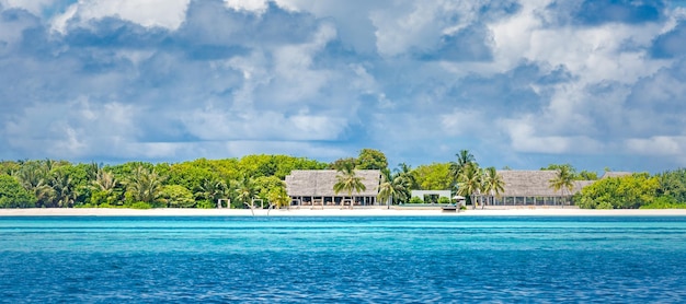 완벽한 몰디브 섬 해변. 아름다운 푸른 바다와 하얀 모래와 야자수가 있는 열대 풍경
