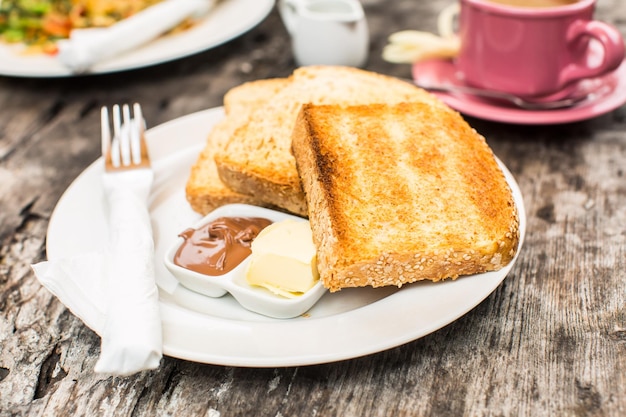 Foto perfect ontbijt toast met boter en chocoladepasta