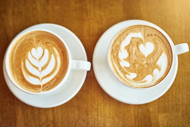 카페에서 커피 컵의 완벽한 쌍 샷