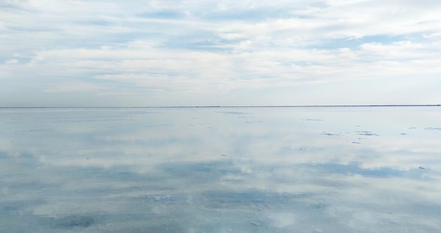 사진 볼리비아의 salar de uyuni uyuni salt flats의 완벽한 반사 남미의 놀라운 거울 같은 호수