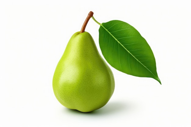 Perfect rijp groen perenfruit met blad dat op witte achtergrond wordt geïsoleerd