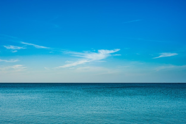 完璧な空と海の水