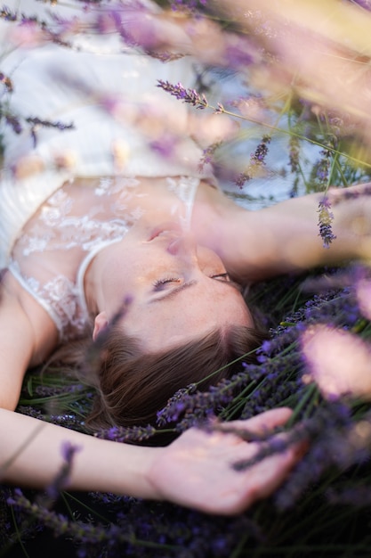 Foto perfetto sorridente ritratto di donna sposa bionda all'aperto