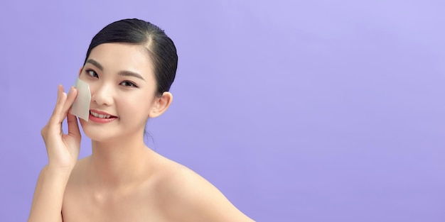 기름을 흡수하는 조직 시트와 함께 완벽한 부드러운 피부 아름다움 개념
