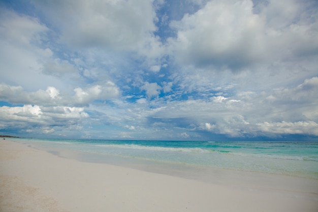 Perfect tropisch strand met turquoise water en witte zandstranden in Tulum, Mexico