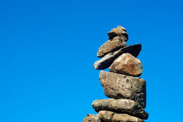 Perfect uitgebalanceerde piramide van wilde stenen tegen de lucht