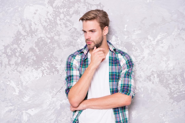 Perfect voor jou macho man grunge achtergrond mannelijke mode zomer trends zelfverzekerde man geruit hemd ongeschoren man verzorging huid en baard kapperszaak concept heren sensualiteit sexy man casual stijl