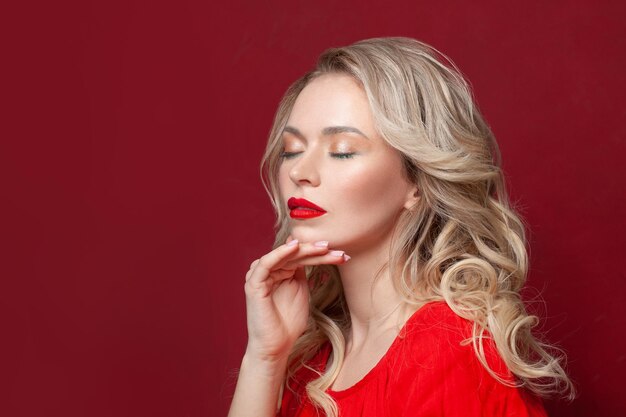 Cosmetologia e trattamenti per il viso perfetti per la donna