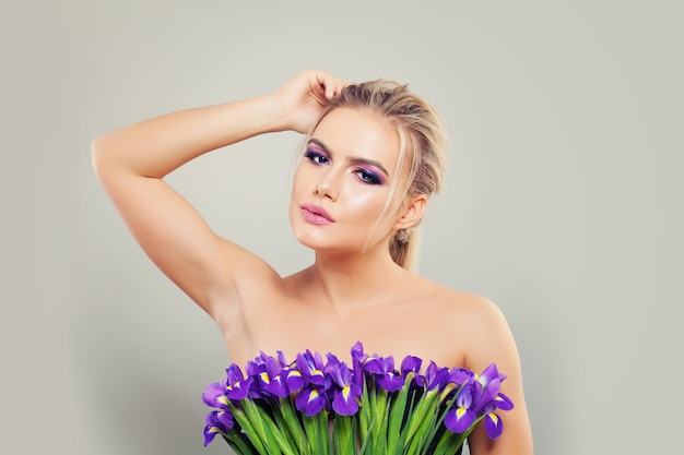 Perfecte jonge vrouw die met de hand bloemen vasthoudt Aromatherapie concept