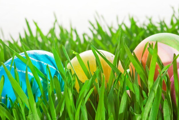 Foto perfecte kleurrijke handgemaakte paaseieren geïsoleerd op een wit