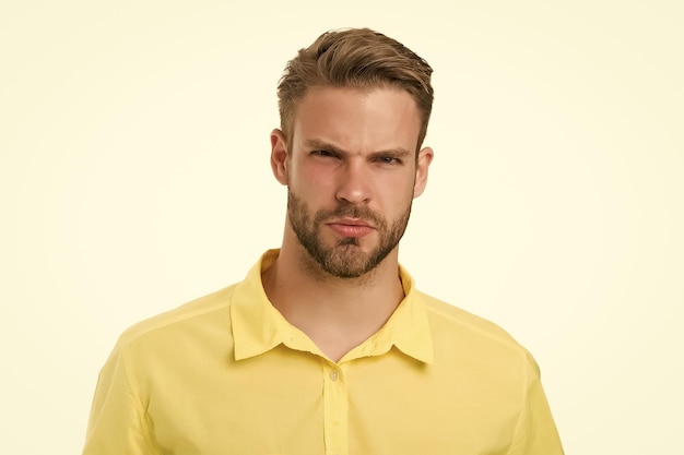 Perfecte verschijning Herenkledingwinkel Macho met linnen geel overhemd Mannenmode zomertrends Ongeschoren man huidverzorging Barbershopconcept Sexy man casual stijl Mannelijkheidsconcept Schoonheidsmodel