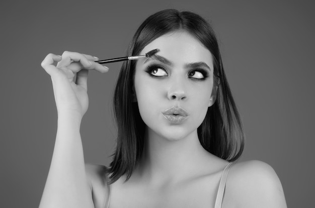 Perfecte wenkbrauwen Natuurlijke schoonheid wenkbrauwen Wenkbrauwen kleuren en lamineren Vrouw kammen wenkbrauwen Make-up en cosmetologie concept Wenkbrauw vorm modellering