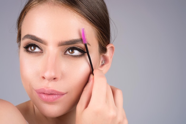 Perfecte wenkbrauwen natuurlijke schoonheid wenkbrauwen wenkbrauwen kleuren en lamineren vrouw kammen wenkbrauwen make-up