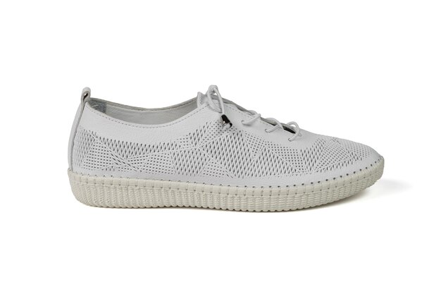 Sneaker da donna in pelle traforata isolata su fondo bianco