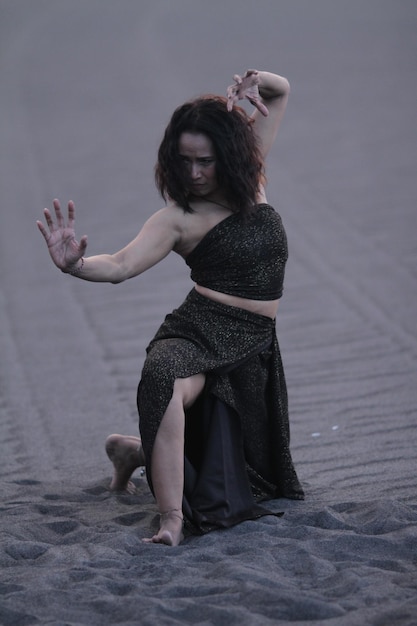 Photo perform artdancing in the desert