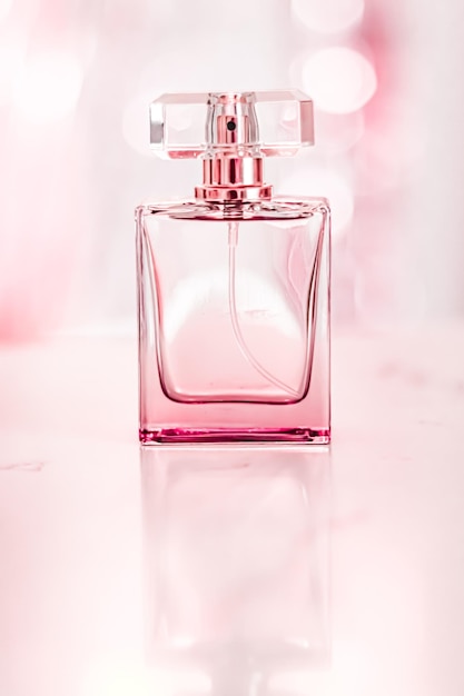 魅力的な背景に香水瓶フローラルフェミニンな香りの香りとオードパルファムを高級ホリデーギフトの化粧品や美容ブランドのプレゼントとして
