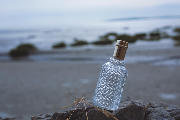 Bottiglia di profumo sullo sfondo della natura