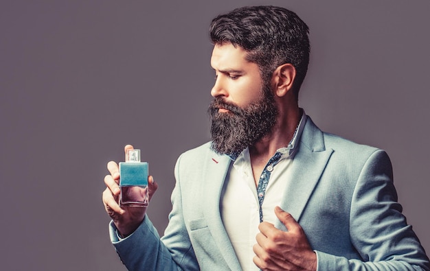 Флакон духов или одеколона и парфюмерно-косметическая парфюмерная бутылка одеколона мужчина держит одеколон